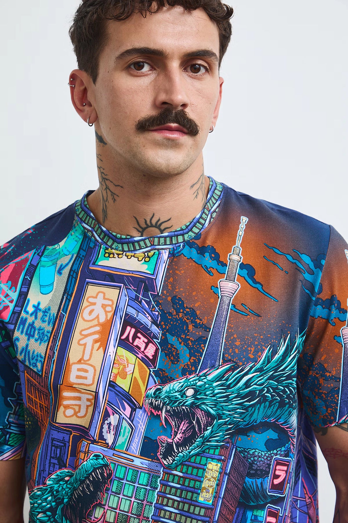 Heren T-shirt met kleurrijke drakenprint en futuristisch stadslandschap