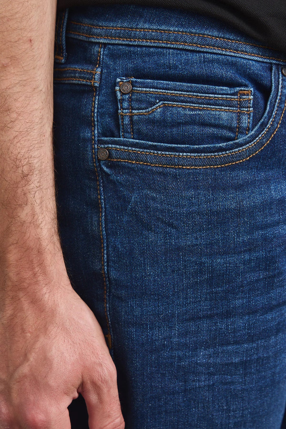 Herenjeans met slim fit pasvorm en een subtiel verwassen effect