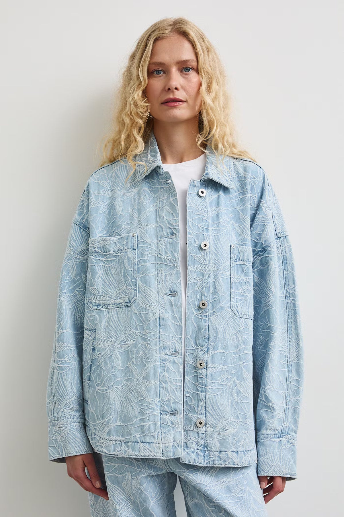 Dames spijkerjack met oversized pasvorm in lichtblauw denim met een subtiel bloe