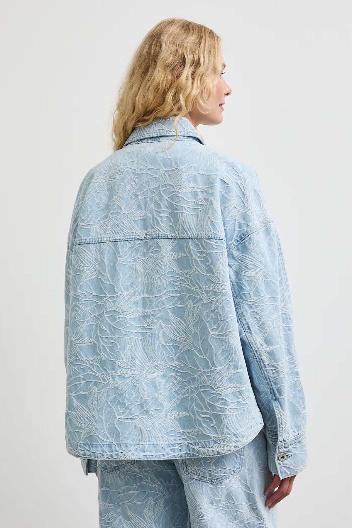 Dames spijkerjack met oversized pasvorm in lichtblauw denim met een subtiel bloe