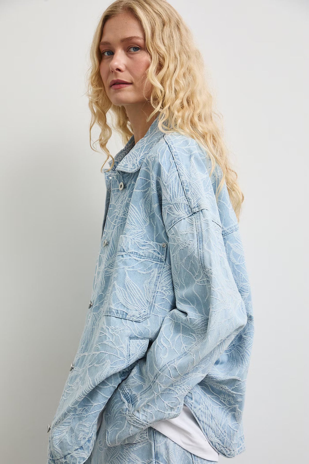 Dames spijkerjack met oversized pasvorm in lichtblauw denim met een subtiel bloe
