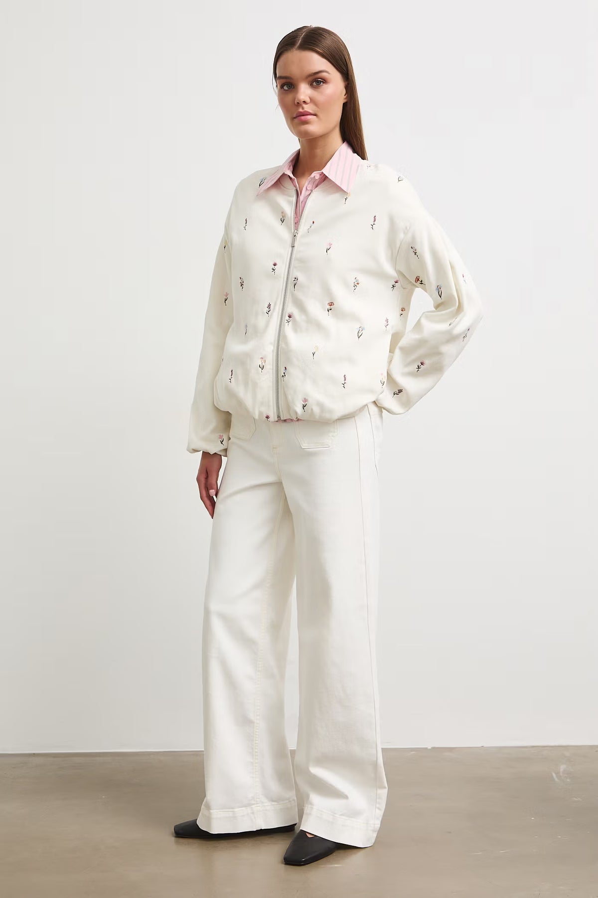 Dames vest met geborduurde bloemen – Ecru