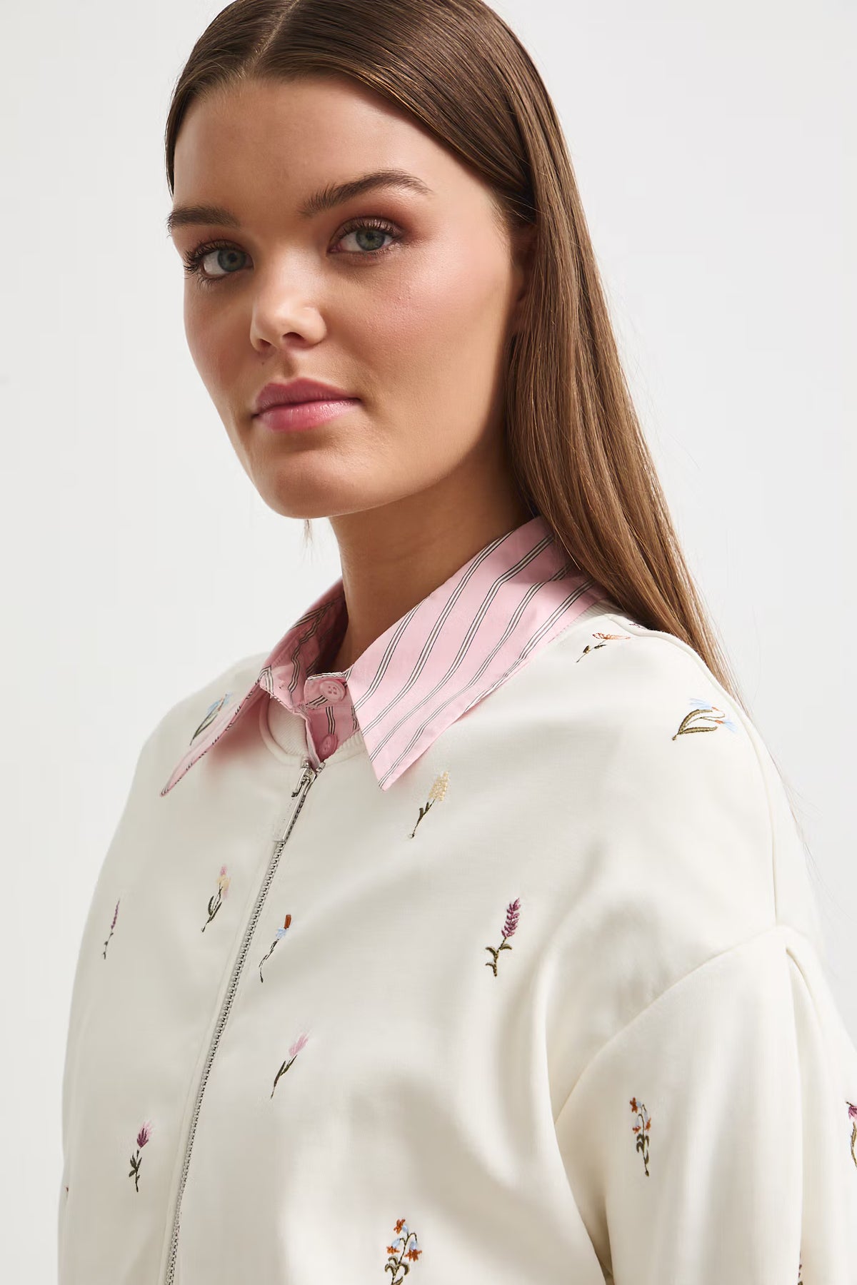 Dames vest met geborduurde bloemen – Ecru