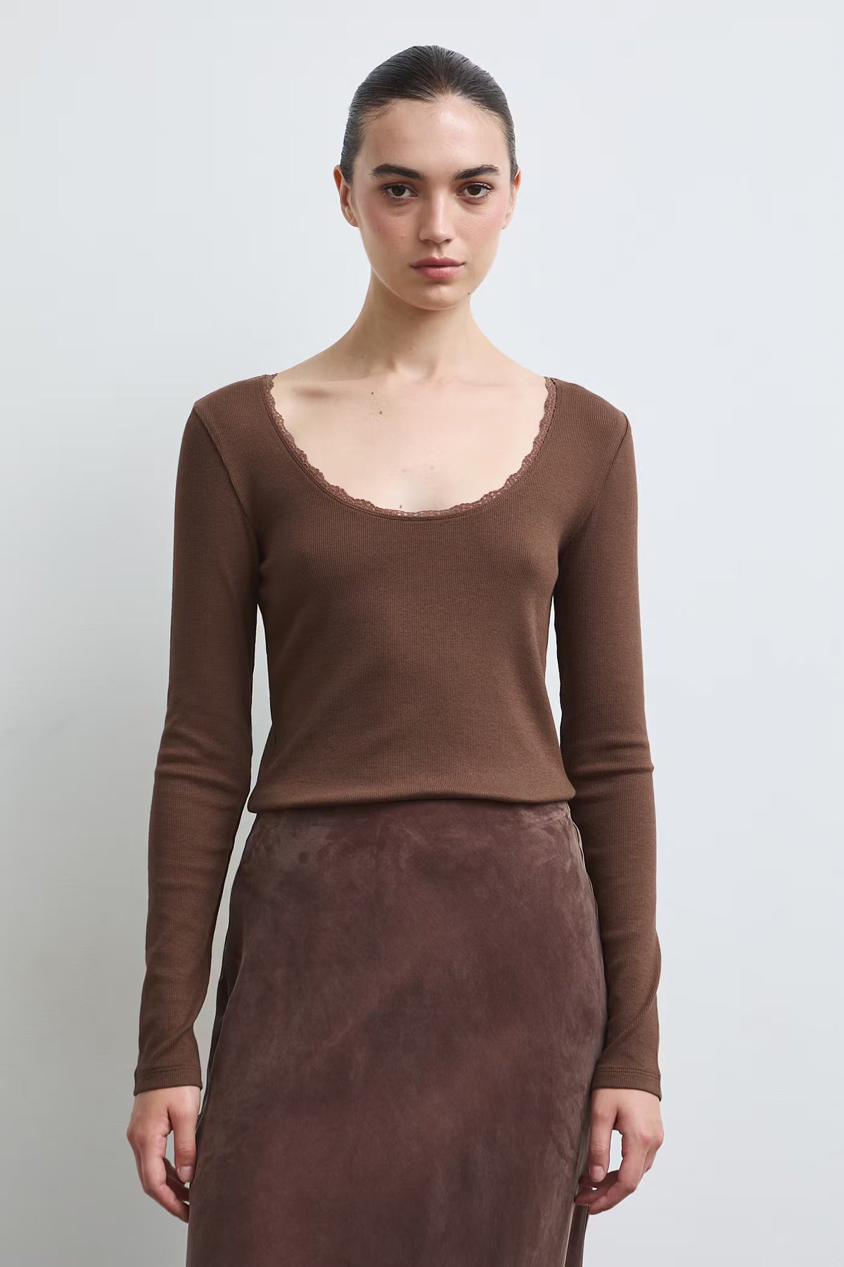 Dames t-shirt met lange mouwen en kanten halslijn – Bruin