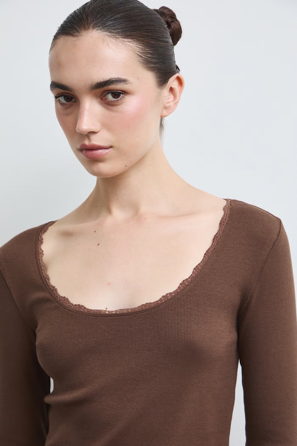Dames t-shirt met lange mouwen en kanten halslijn – Bruin