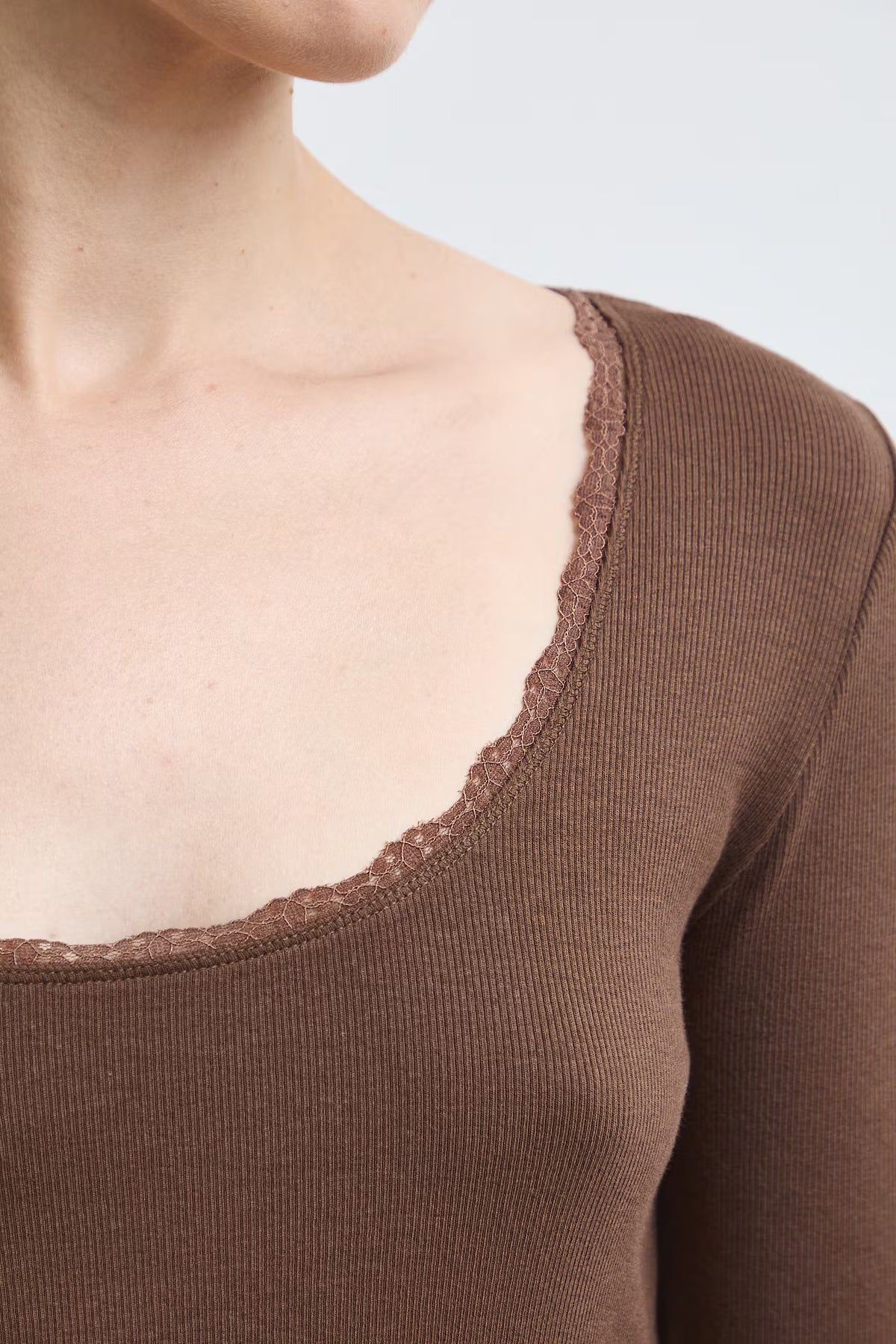 Dames t-shirt met lange mouwen en kanten halslijn – Bruin