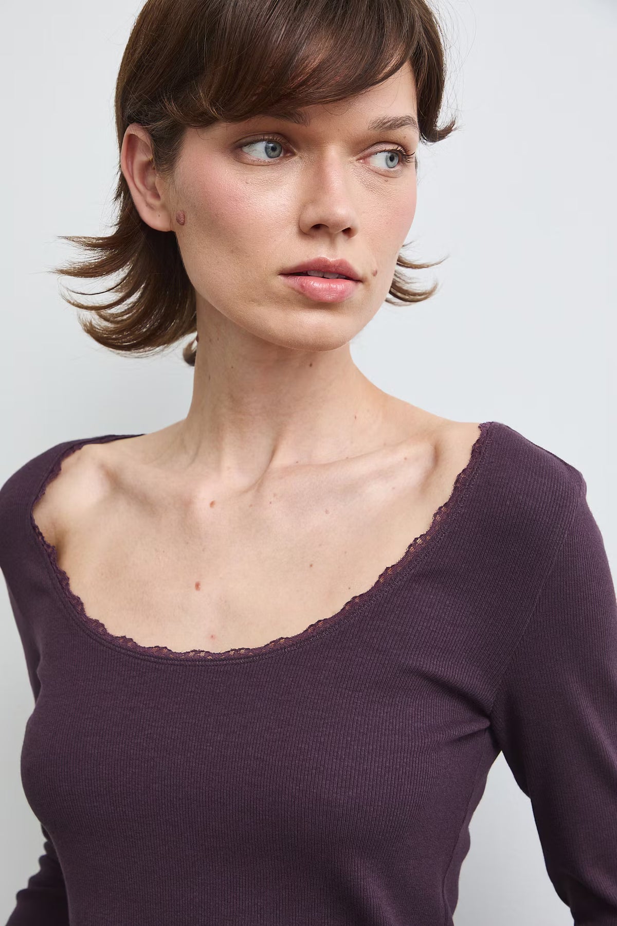 Dames T-shirt met lange mouwen en kanten halslijn – paars