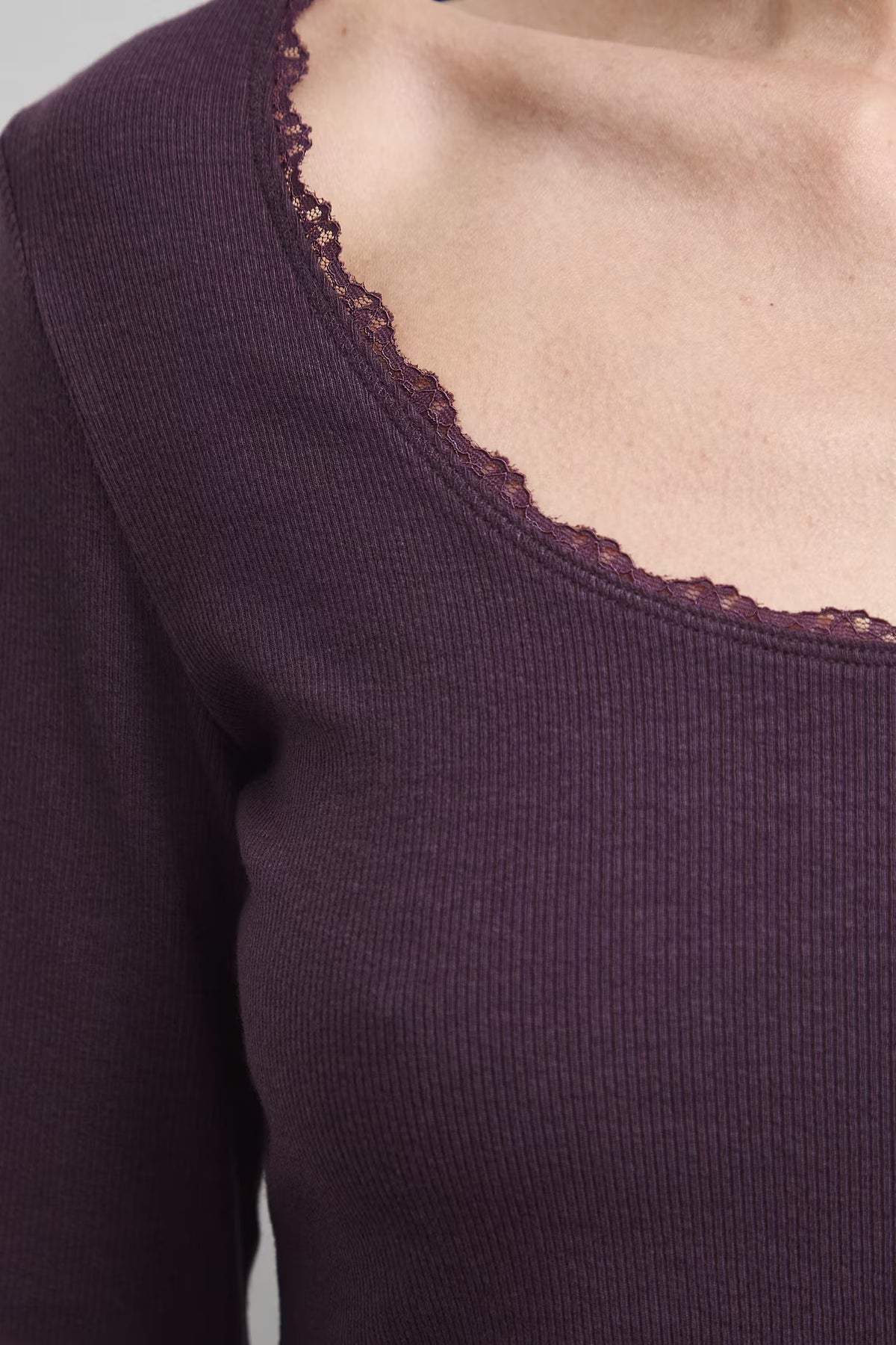 Dames T-shirt met lange mouwen en kanten halslijn – paars
