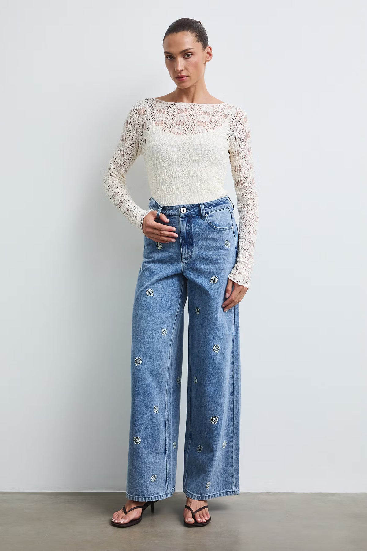 Dames wide leg jeans met geborduurde bloemen