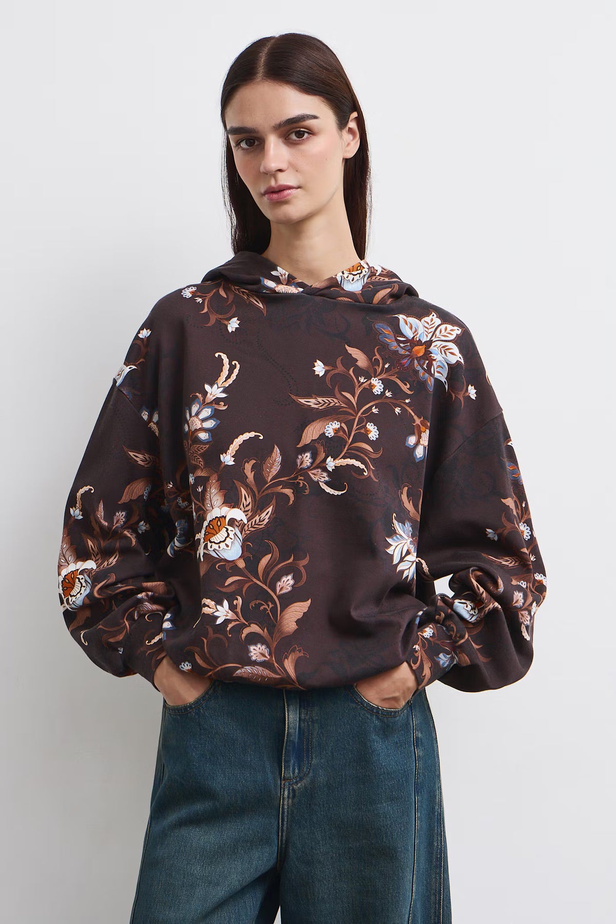 Dames hoodie met sierlijke bloemenprint – Donkerbruin