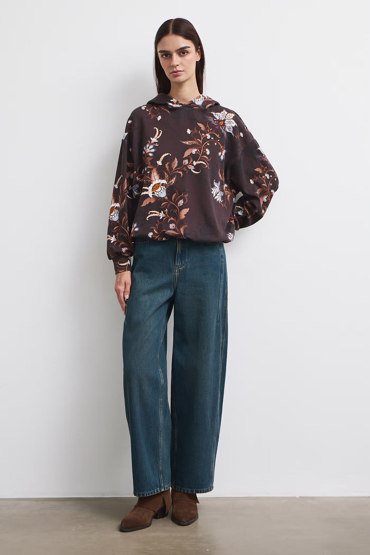 Dames hoodie met sierlijke bloemenprint – Donkerbruin