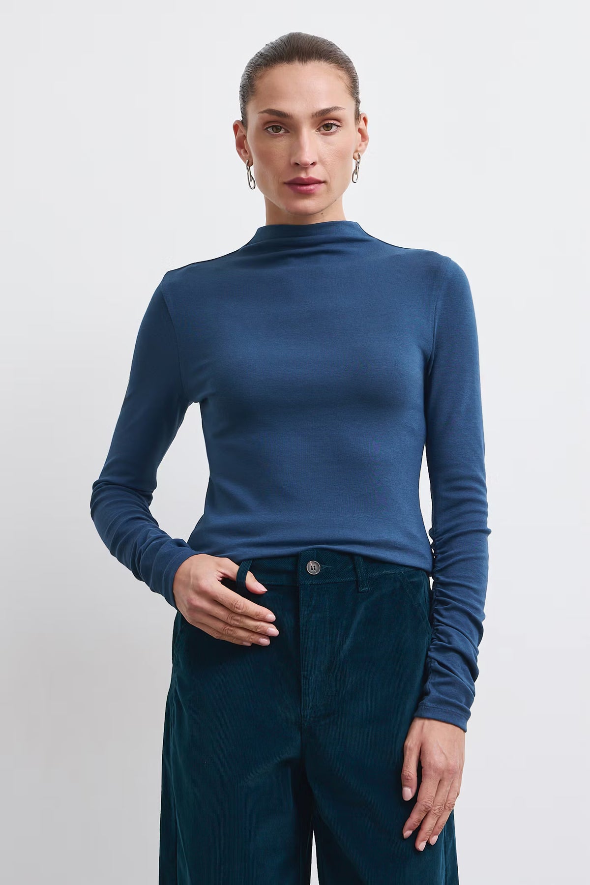 Dames T-shirt met lange mouwen en col van modal – Petrolblauw
