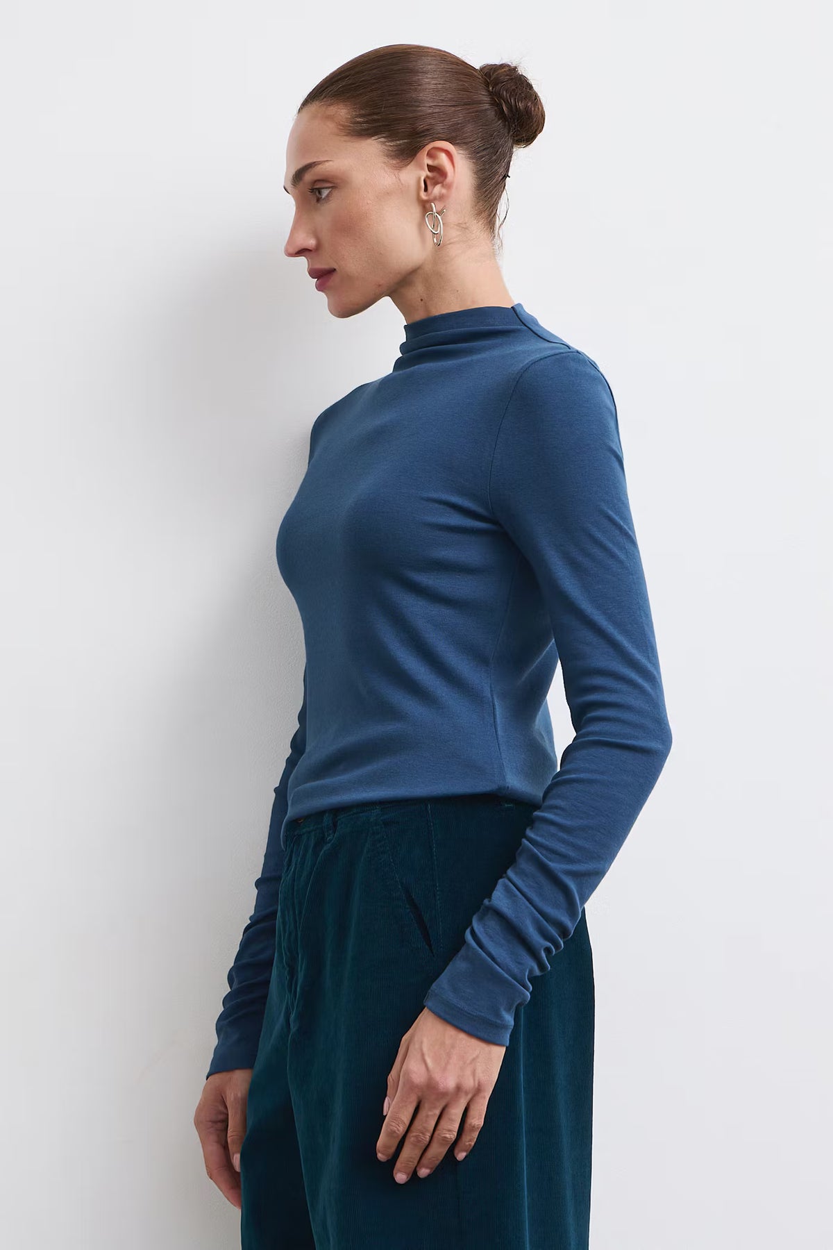 Dames T-shirt met lange mouwen en col van modal – Petrolblauw