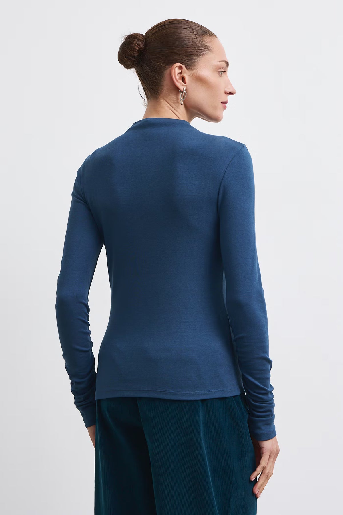 Dames T-shirt met lange mouwen en col van modal – Petrolblauw