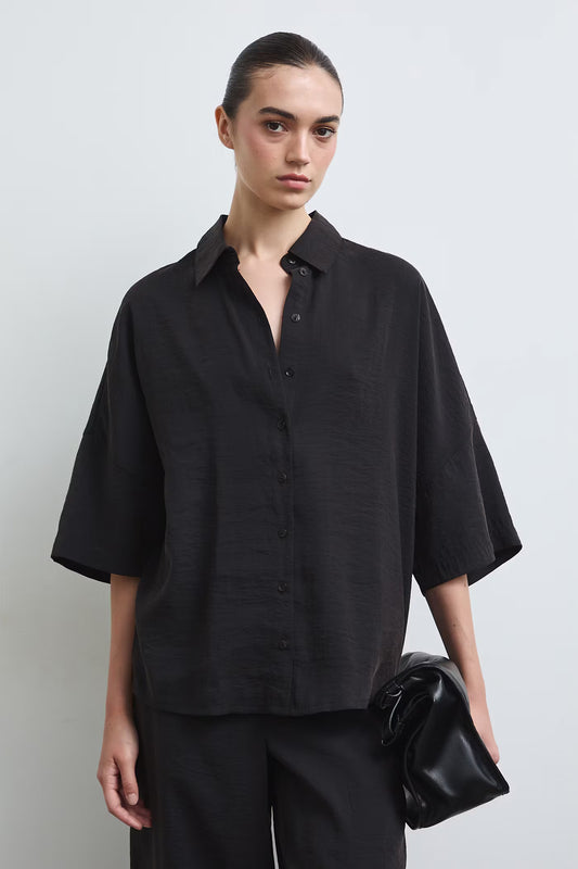 Dames oversized blouse met korte mouwen en knoopsluiting