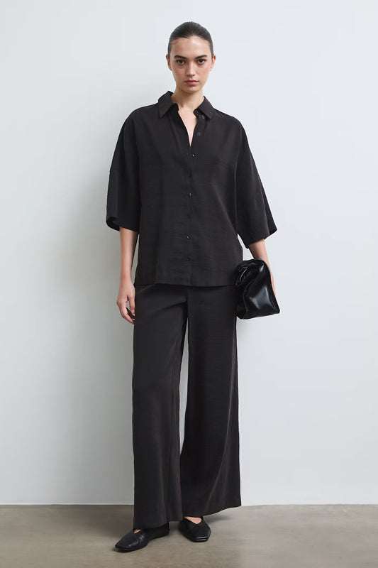 Dames oversized blouse met korte mouwen en knoopsluiting
