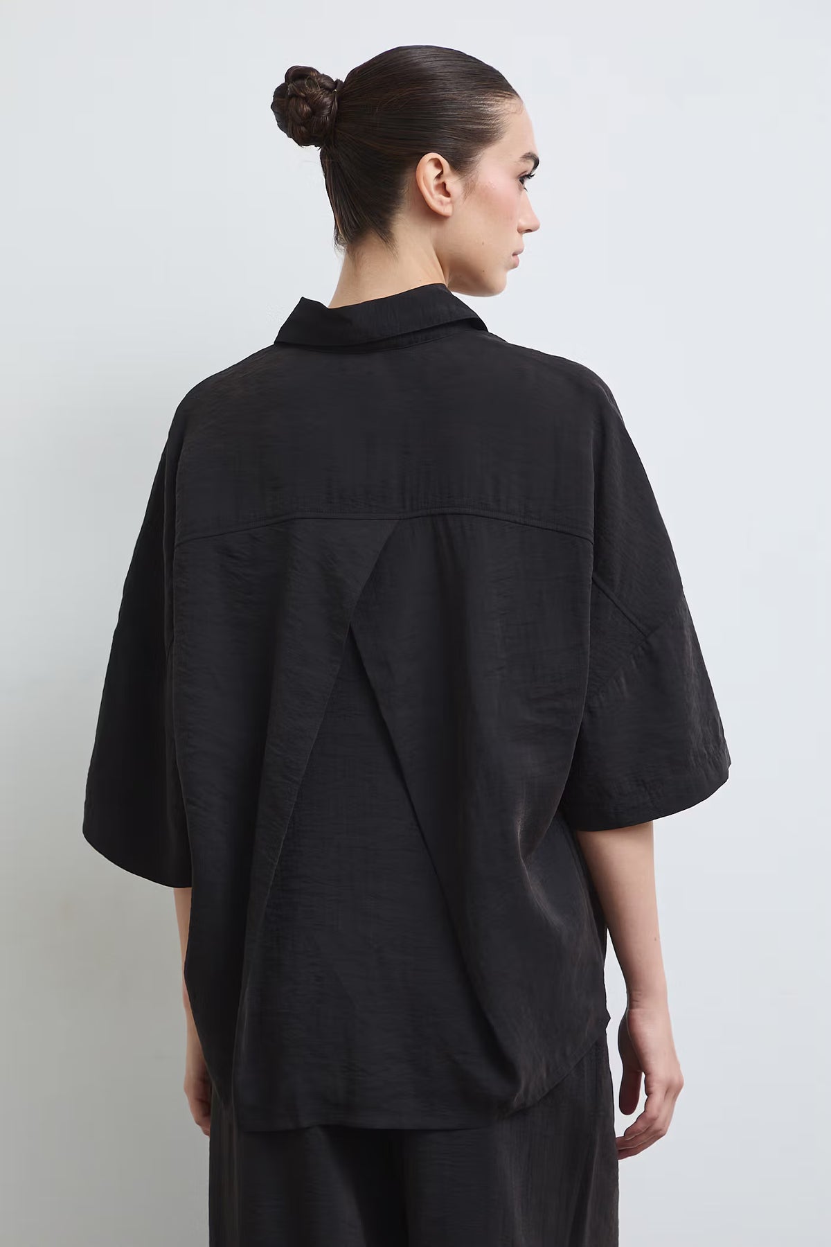 Dames oversized blouse met korte mouwen en knoopsluiting