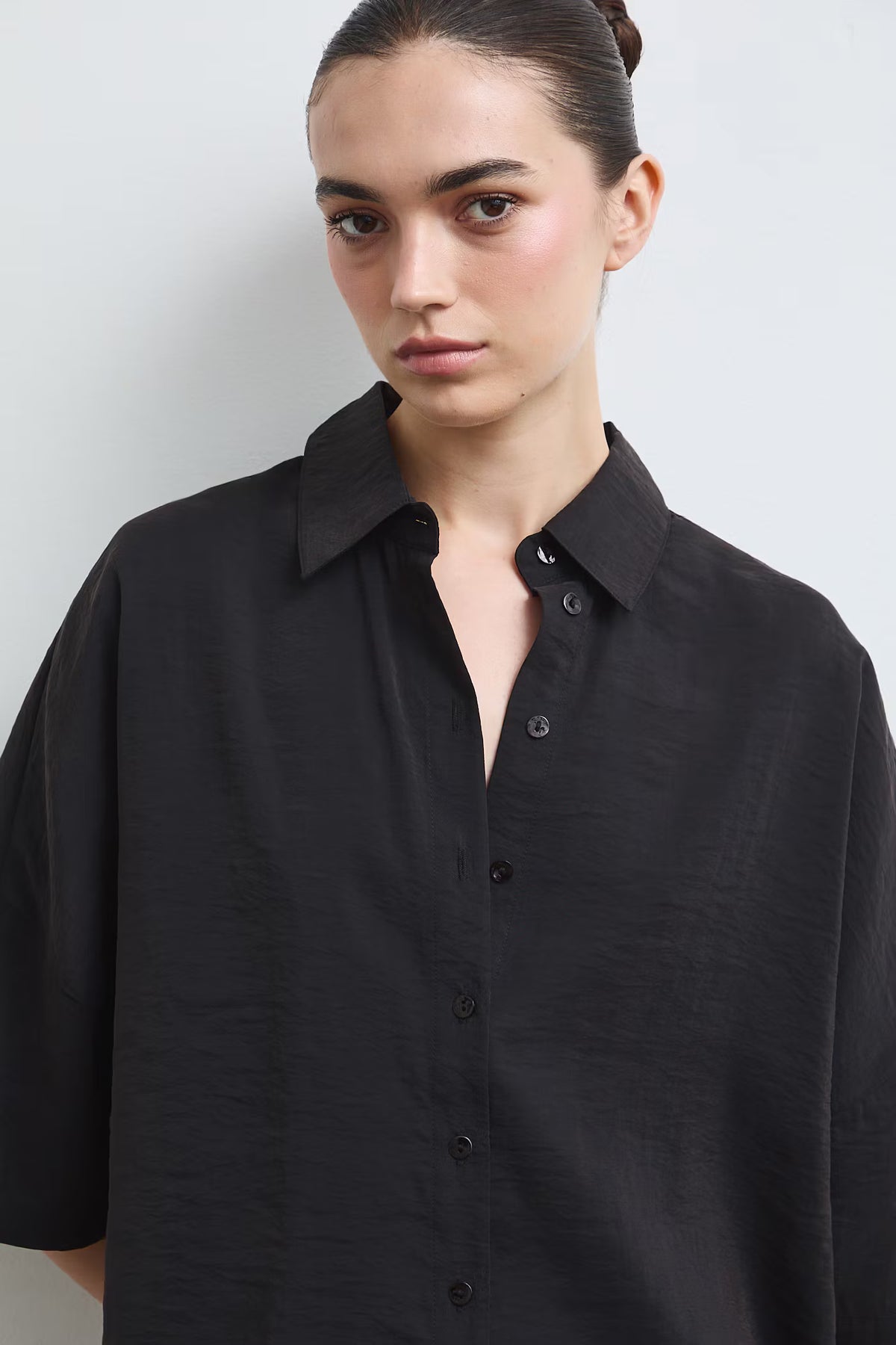 Dames oversized blouse met korte mouwen en knoopsluiting