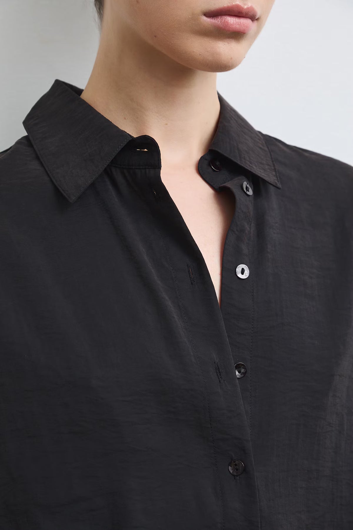 Dames oversized blouse met korte mouwen en knoopsluiting