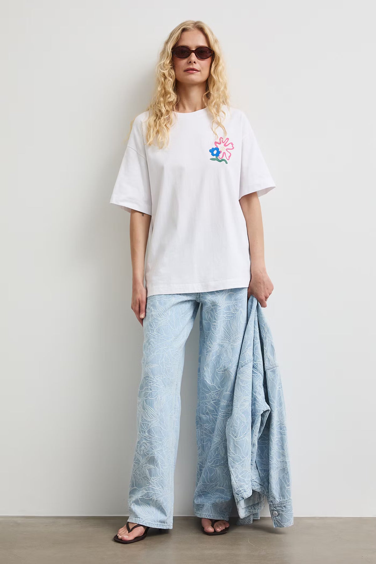 Damesjeans met bloemenprint Wide leg pasvorm