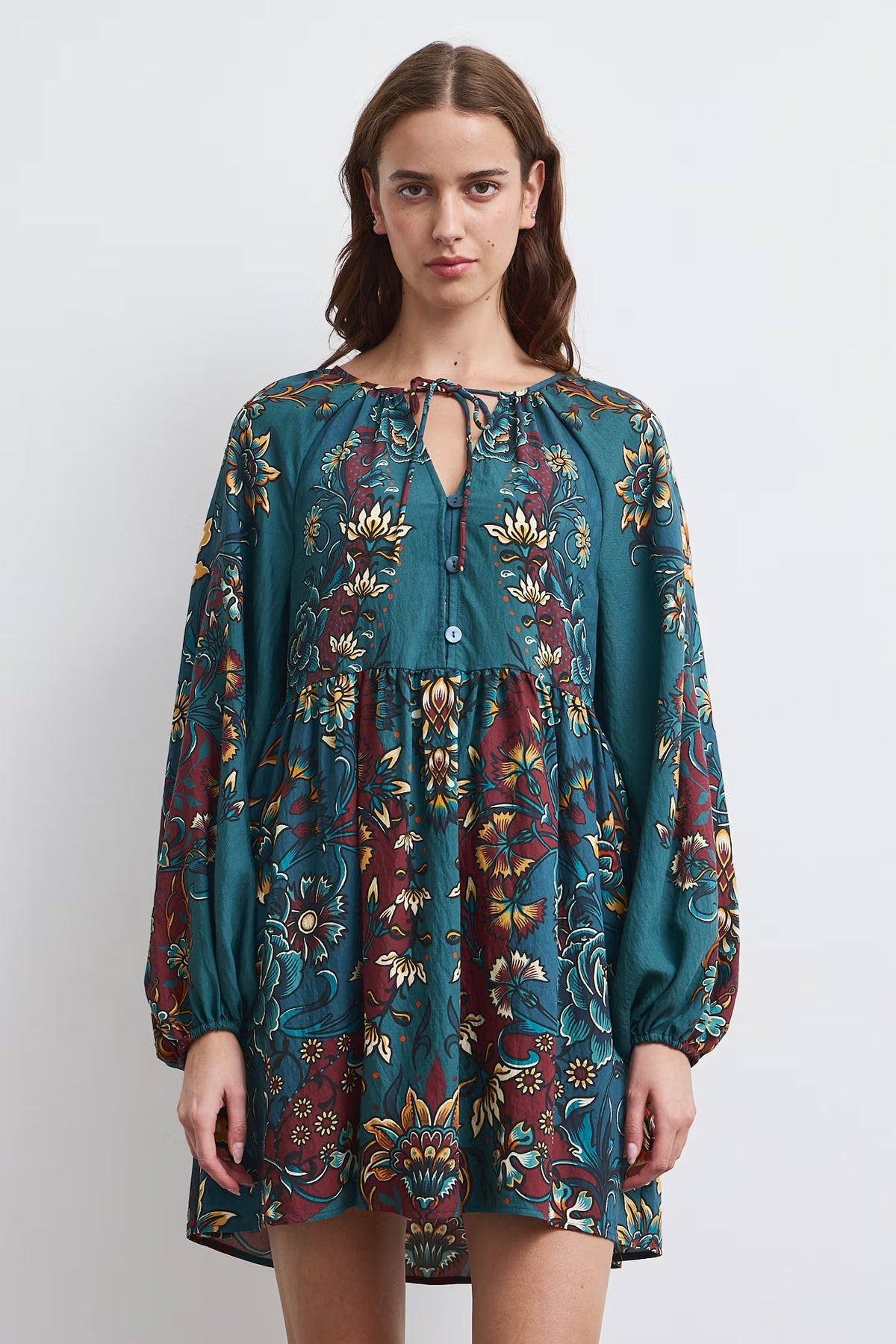 Korte damesjurk met bloemenprint